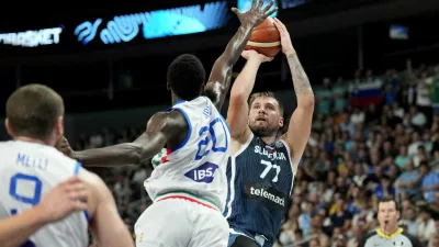 Basketball - FIBA EuroBasket 2025 - Round of 16 - Italy v Slovenia - Xiaomi Arena, Riga, Latvia - September 7, 2025 Italy's Saliou Niang in action with Slovenia's Luka Doncic REUTERS/Ints Kalnins
