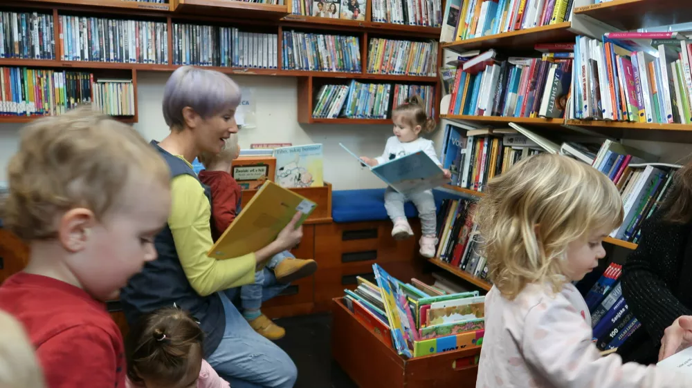 Potujoča knjižnica, Knjižnica Cirila Kosmača Tolmin, bibliobus, knjige, otroci, branje