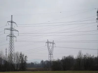 elektrika - simbolična fotografijaelektrično omrežjeomrženinaporaba elektrikedaljnovodelektrična napeljavaVidem11.02.2025 Električno omrežje, okolica BeričevaFOTO: Nik Erik Neubauer