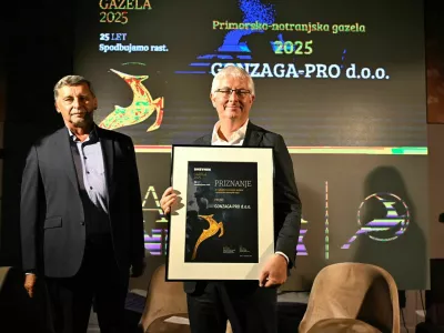 Direktor podjetja Gonzaga-pro Iztok Bizjak in Miran Lesjak, odgovorni urednik Dnevnika, ob prejemu nagrade. Foto: Nik Erik Neubauer