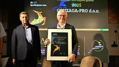 Direktor podjetja Gonzaga-pro Iztok Bizjak in Miran Lesjak, odgovorni urednik Dnevnika, ob prejemu nagrade. Foto: Nik Erik Neubauer