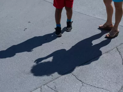 - simbolična fotografija - otroci in star&scaron;i - - 01.09.2016 - Prvi &scaron;olski dan v novem &scaron;olskem letu 2016/17 - okoli 175.000 osnovno&scaron;olcev, od tega prvič &scaron;olski prag prestopilo 22.293 prvo&scaron;olcev, kar je največja generacija prvo&scaron;olčkov v zadnjih 19 letih - prvo&scaron;olci - osnovno&scaron;olci - &scaron;olstvo -   ..//FOTO: Maja Marko