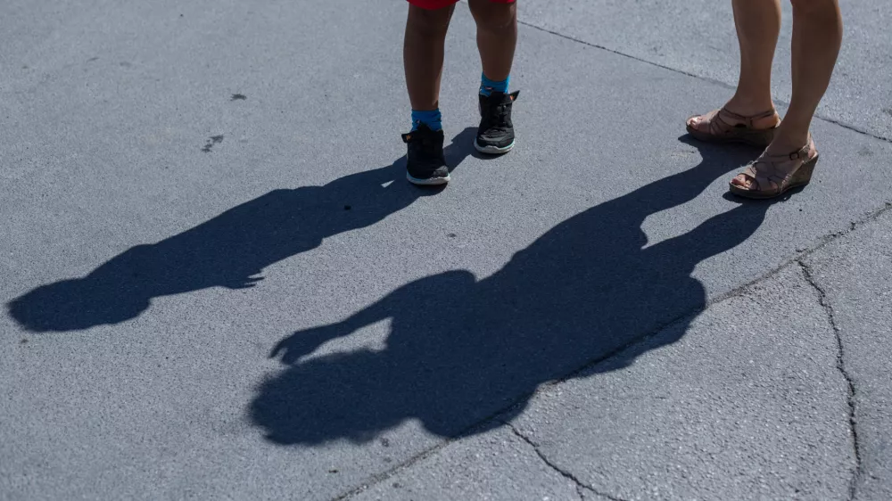 - simbolična fotografija - otroci in star&scaron;i - - 01.09.2016 - Prvi &scaron;olski dan v novem &scaron;olskem letu 2016/17 - okoli 175.000 osnovno&scaron;olcev, od tega prvič &scaron;olski prag prestopilo 22.293 prvo&scaron;olcev, kar je največja generacija prvo&scaron;olčkov v zadnjih 19 letih - prvo&scaron;olci - osnovno&scaron;olci - &scaron;olstvo -   ..//FOTO: Maja Marko