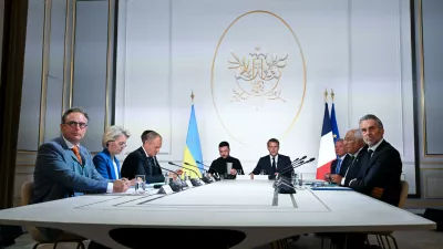 HANDOUT - 04 September 2025, France, Paris: French Emmanuel Macron (C-R) and Ukrainian President Volodymyr Zelensky&nbsp;(C-L)&nbsp;attend the Volunteer Coalition Meeting on Ukraine, at the Elysee Palace in Paris. Photo: Sierakowski Frederic/EU Council /dpa - ATTENTION: editorial use only (until date) in connection with coverage about the film and only if the credit mentioned above is referenced in full