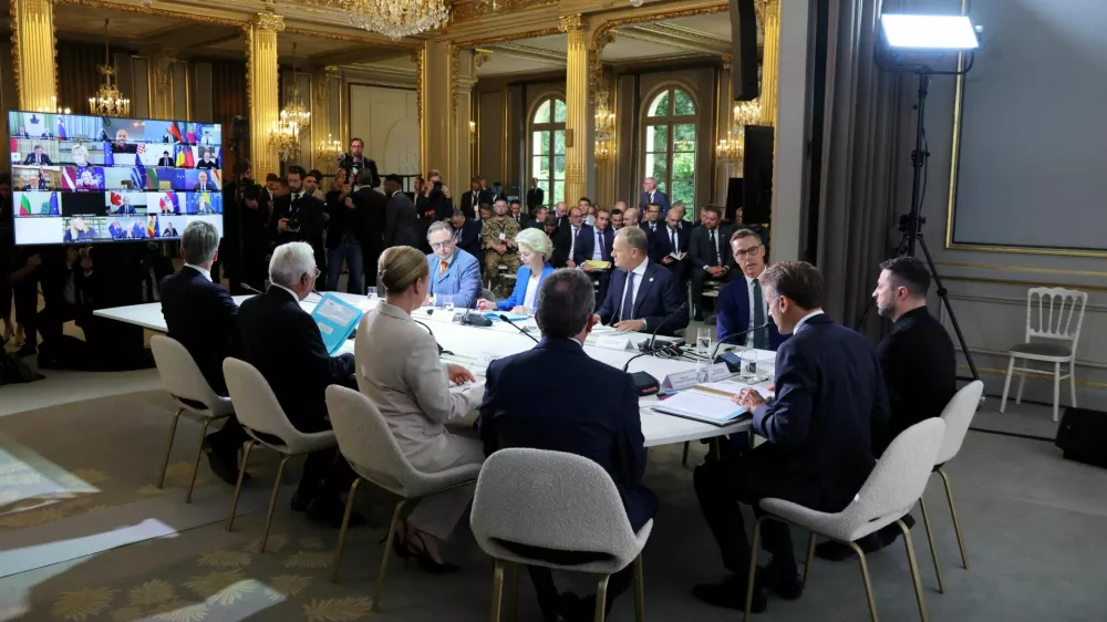 French President Emmanuel Macron and Ukrainian President Volodymyr Zelenskiy chair the Coalition of the Willing Summit at Elysee presidential palace in Paris, France, September 4, 2025. Ludovic Marin/Pool via REUTERS