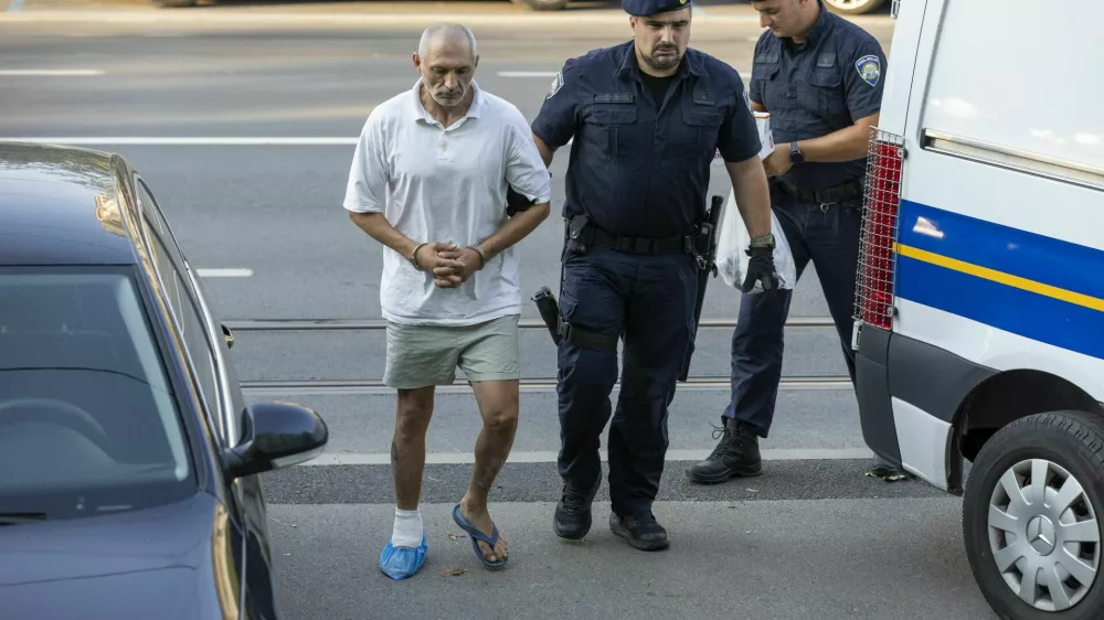 Roberta R. so tako privedli na zasli&scaron;anje glede nasilne smrti njegove žene. Razkosano truplo so na&scaron;li v domači greznici.