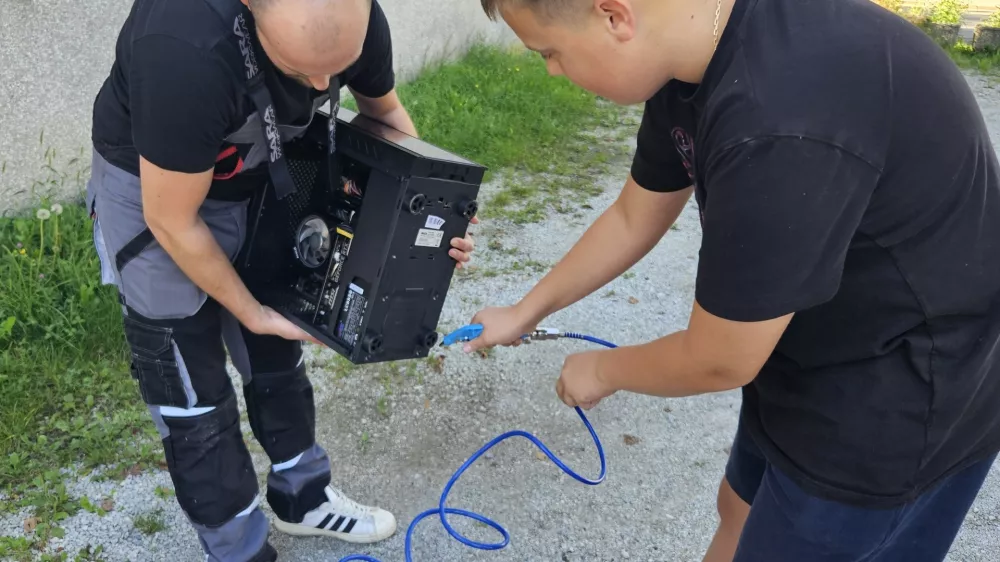 Namesto v ko&scaron; elektronske naprave na popravilo