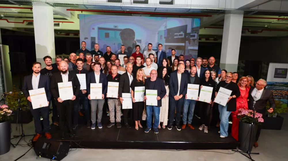 TAB d.d., Prevalje, 79. maj 2025 &ndash; Koro&scaron;ka je danes bogatej&scaron;a za 7 zlatih, 8 srebrnih, 2 bronasti, 3 prebojne invencije in 6 zahval za prispevek k razvoju družbe in Koro&scaron;ke regije, ki jih je GZS &ndash; Koro&scaron;ka gospodarska zbornica podelila v inovativnem okolju in partnerstvu z izjemno koro&scaron;ko družbo TAB d.d. in ob boku z nacionalnimi partnerji Ministrstvom za gospodarstvo, turizem in &scaron;port, Ministrstvom za visoko &scaron;olstvo, znanost in inovacije, ter njunima agencijama SPIRIT Slovenija in ARIS.