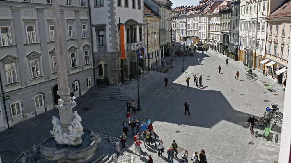 - ilustrativna fotografija - Mestni trg v Ljubljani, Magistrat//FOTO: Tomaž Skale