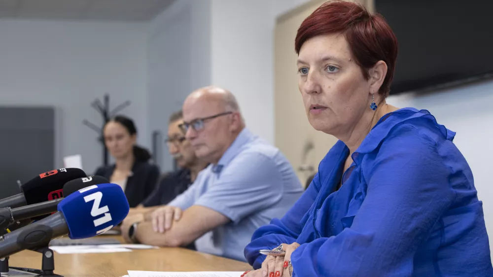 Ljubljana, ministrstvo za kmetijstvo, gozdarstvo in prehrano.Izjava za medije s predstavitvijo aktualnih ukrepov za obvladovanje bolezni modrikastega jezika.Drzavna sekretarka na ministrstvu Masa Zagar.