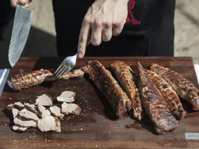 - simbolična fotografija - pečeno meso - - 30.05.2015 - Akademija peke na žaru - Gurmanska KOBE akademija, kulinarika - gastronomija - hrana - žar - ro&scaron;tilj - kuharstvo///FOTO: Luka Cjuha