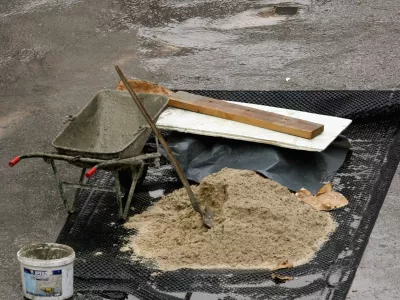 - ilustrativna fotografija - gradbeni&scaron;tvo - črna gradnja - čista lopata - samokolnica - //FOTO: Tomaž Skale / Foto: Tomaž Skale