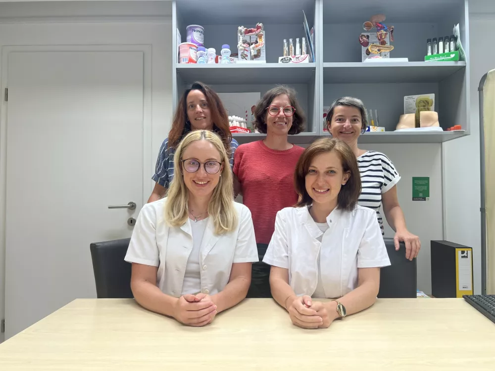 Prenehajte jesti! Ura je &scaron;tiri popoldne!