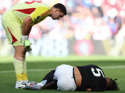 Soccer Football - Premier League - Sunderland v Aston Villa - Stadium of Light, Sunderland, Britain - September 21, 2025 Aston Villa's Tyrone Mings reacts after sustaining an injury as Aston Villa's Emiliano Martinez looks on REUTERS/Scott Heppell EDITORIAL USE ONLY. NO USE WITH UNAUTHORIZED AUDIO, VIDEO, DATA, FIXTURE LISTS, CLUB/LEAGUE LOGOS OR 'LIVE' SERVICES. ONLINE IN-MATCH USE LIMITED TO 120 IMAGES, NO VIDEO EMULATION. NO USE IN BETTING, GAMES OR SINGLE CLUB/LEAGUE/PLAYER PUBLICATIONS. PLEASE CONTACT YOUR ACCOUNT REPRESENTATIVE FOR FURTHER DETAILS.. / Foto: Scott Heppell
