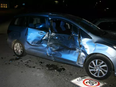 Prehiter voznik je bežal pred policijo, ustavil se je &scaron;ele po trku v prometni znak in dva parkirana avtomobila.  / Foto: Pu Kranj