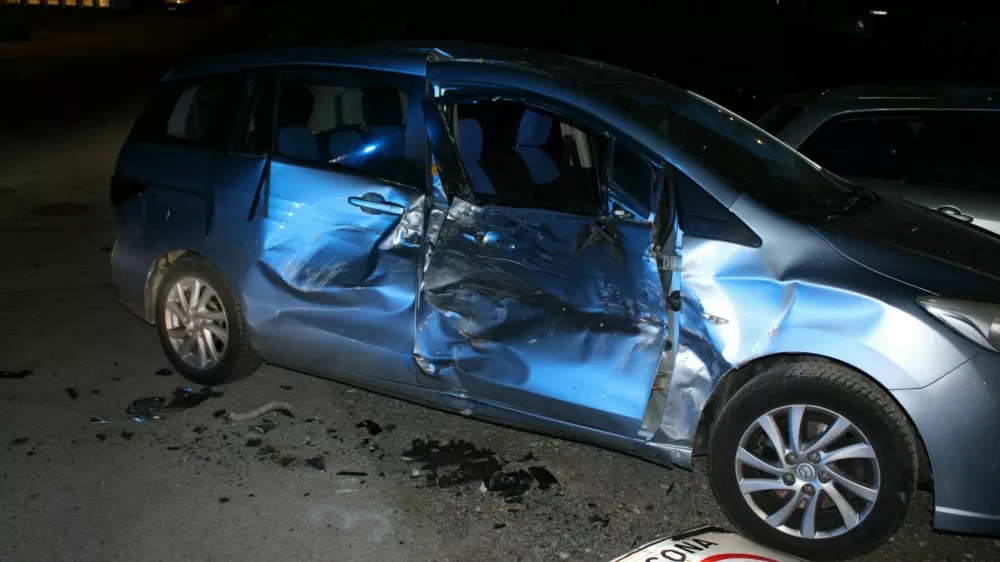 Prehiter voznik je bežal pred policijo, ustavil se je &scaron;ele po trku v prometni znak in dva parkirana avtomobila.  / Foto: Pu Kranj