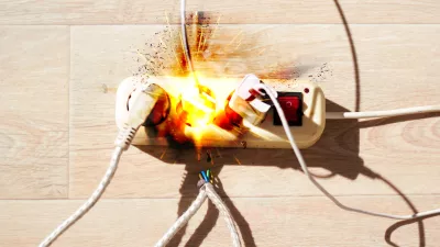 Polnjenje različnih naprav na domačih vtičnicah je lahko razlog za požar. / Foto: Istock