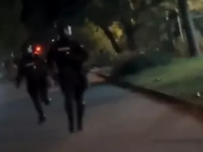 Srbski policisti so se v Novem Sadu pognali za mirnim protestnikom na rolki.