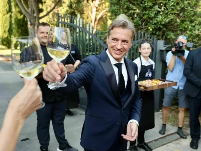 Premier Robert Golob po poroki s Tino Gaber. 