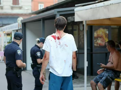 Priče so poročale o udarcih v glavo, glasnik krikih in prelivanju krvi, po pisanju hrva&scaron;kih medijev pa naj bi eden od pretepačev segel celo po pi&scaron;toli za žeblje. 