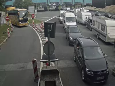 Gneča na cestninski postaji Hru&scaron;ica ob 15.45 uri.