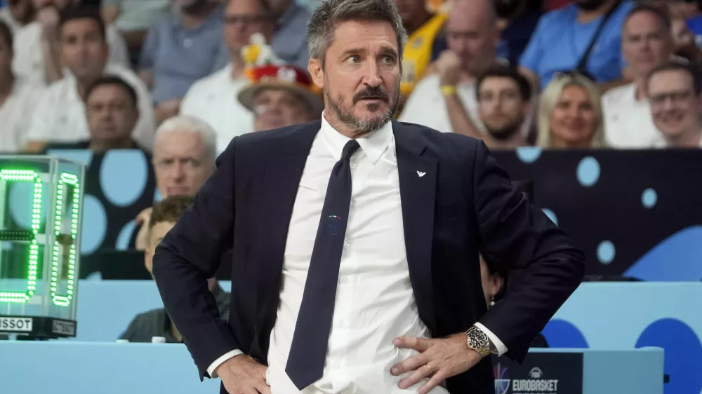 Basketball - FIBA EuroBasket 2025 - Round of 16 - Italy v Slovenia - Xiaomi Arena, Riga, Latvia - September 7, 2025 Italy head coach Gianmarco Pozzecco REUTERS/Ints Kalnins