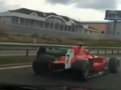 Mo&scaron;ki se je po če&scaron;ki avtocesti peljal v dirkalniku.