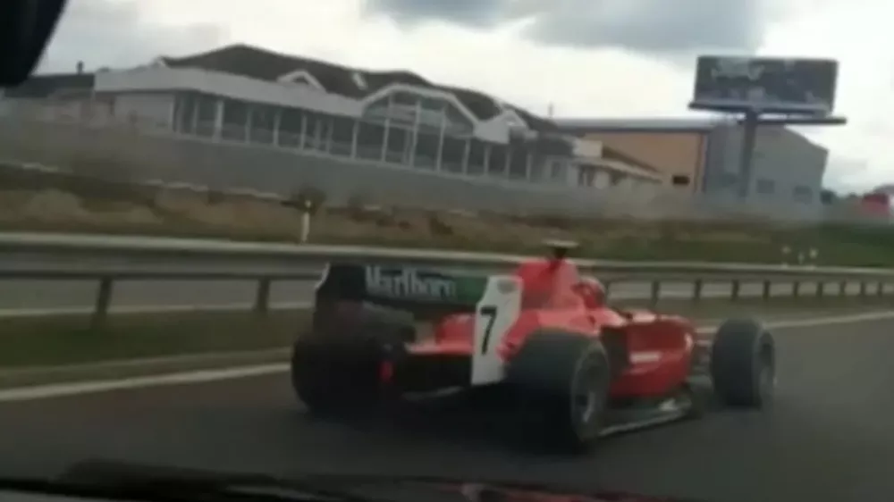 Mo&scaron;ki se je po če&scaron;ki avtocesti peljal v dirkalniku.