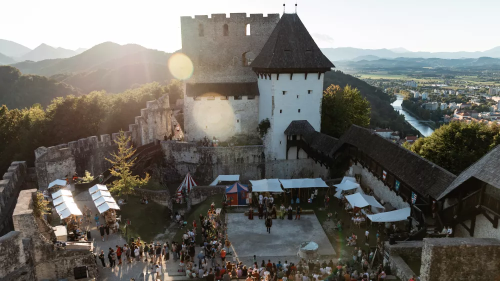 Največji srednjeve&scaron;ki grad obiskalo 22.000 turistov