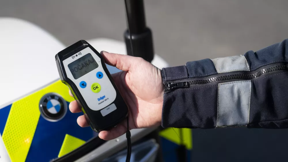 prometni nadzorpolicija - simbolična fotografijaprometna policijavarnost v prometupolicija na motorjihmotoristična policijaprehitri voznikiavtocestna policijaalkotestalkohol v prometu08.04.2025 Policijski nadzor, počivali&scaron;če PovodjeFOTO: Nik Erik Neubauer