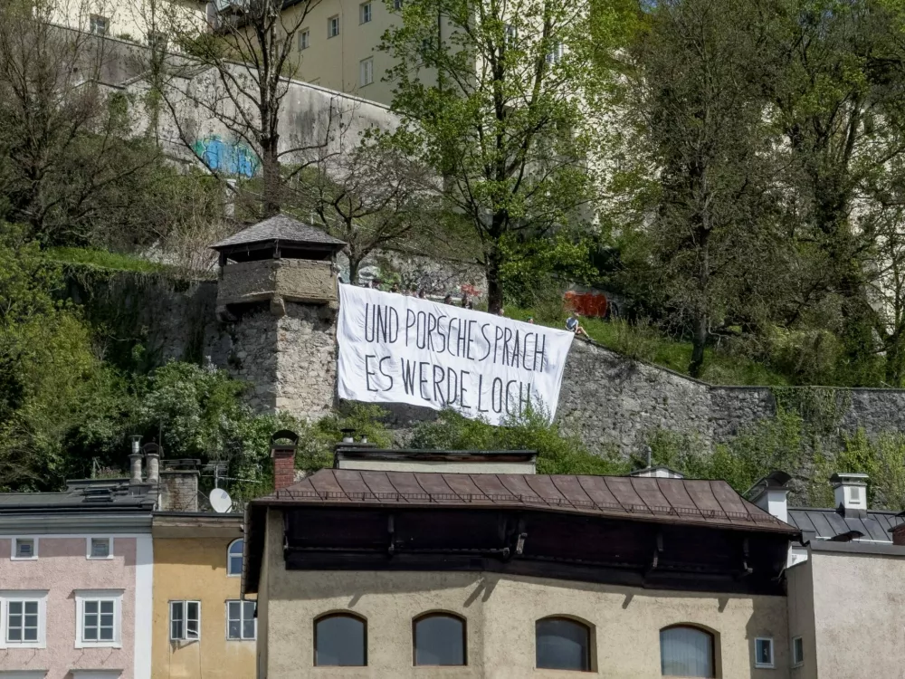 16 April 2025, Austria, Salzburg: A banner reading "And Porsche said let there be a hole" is displayed on the Kapuzinerberg in Salzburg, where activists stage a protest against the planned construction of a private access tunnel. The project, intended to connect a villa purchased in 2020 by Porsche Supervisory Board Chairman Wolfgang Porsche, has sparked public opposition. Photo: Unbekannt/PRIVATTUNNELSTOPPEN/APA/dpa - ACHTUNG: Nur zur redaktionellen Verwendung im Zusammenhang mit der aktuellen Berichterstattung und nur mit vollst&auml;ndiger Nennung des vorstehenden Credits