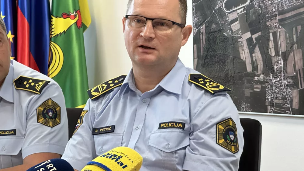 Sentjernej, Obcina Sentjernej.Izjava za medije po obisku ministra za notranje zadeve Bostjana Poklukarja in vrsilca dolznosti generalnega direktorja policije Damjana Petrica pri zupanu obcine Sentjernej Jozetu Simoncicu, med katerim so govorili o varnostnih razmerah v obcini.Vrsilec dolznosti generalnega direktorja policije Damjan Petric.