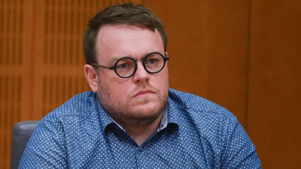 Ljubljana, DZ.Predstavitev kandidata za ministra za delo, druzino, socialne zadeve in enake moznosti Luke Mesca pred odborom DZ za delo, druzino, socialne zadeve in invalide.Bodoci drzavni sekretar na ministrstvu za delo, druzino, socialne zadeve in enake moznosti Simon Maljevac.