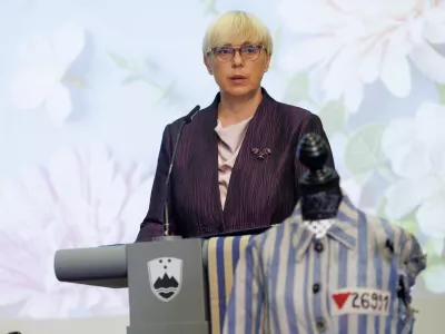 Portoroz, Hotel Slovenija.Tradicionalno srecanje bivsih internirank in internirancev, politicnih zapornic in zapornikov nekdanjih nacifasisticnih taborisc in zaporov, izgnancev ter ukradenih otrok, njihovih svojcev in prijateljev. Govornica je bila predsednica republike Natasa Pirc Musar.