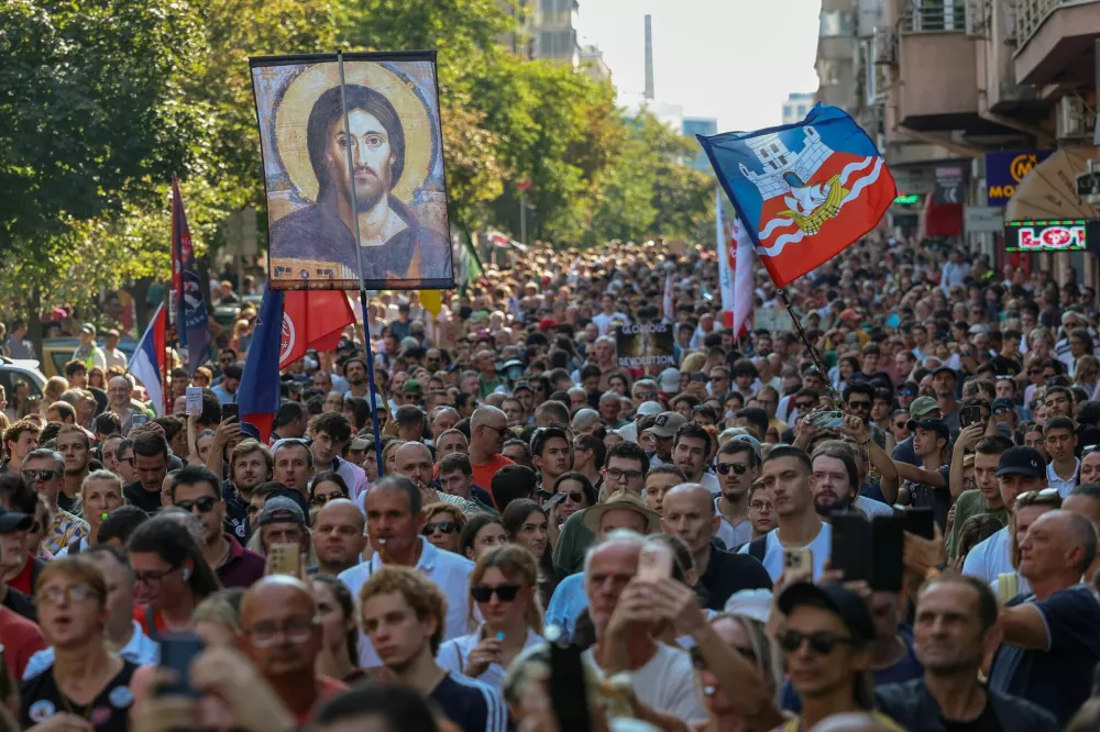 Protesters march against what they say is increased police brutality, after months of protests sparked by the deaths of 16 people when a railway concrete canopy collapsed in Novi Sad in November 2024, triggering allegations of corruption and negligence, in Belgrade, Serbia, September 8, 2025. REUTERS/Zorana Jevtic