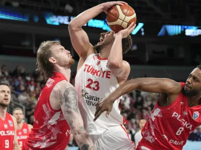 Basketball - FIBA EuroBasket 2025 - Quarter Finals - Turkey v Poland - Xiaomi Arena, Riga, Latvia - September 9, 2025 Turkey's Alperen Sengun in action with Poland's Aleksander Balcerowski and Jordan Loyd REUTERS/Ints Kalnins