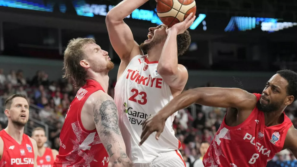Basketball - FIBA EuroBasket 2025 - Quarter Finals - Turkey v Poland - Xiaomi Arena, Riga, Latvia - September 9, 2025 Turkey's Alperen Sengun in action with Poland's Aleksander Balcerowski and Jordan Loyd REUTERS/Ints Kalnins