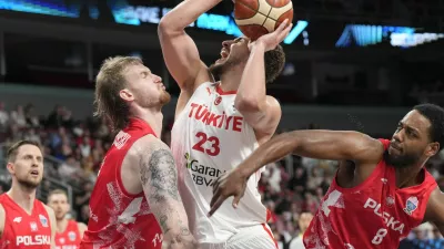 Basketball - FIBA EuroBasket 2025 - Quarter Finals - Turkey v Poland - Xiaomi Arena, Riga, Latvia - September 9, 2025 Turkey's Alperen Sengun in action with Poland's Aleksander Balcerowski and Jordan Loyd REUTERS/Ints Kalnins