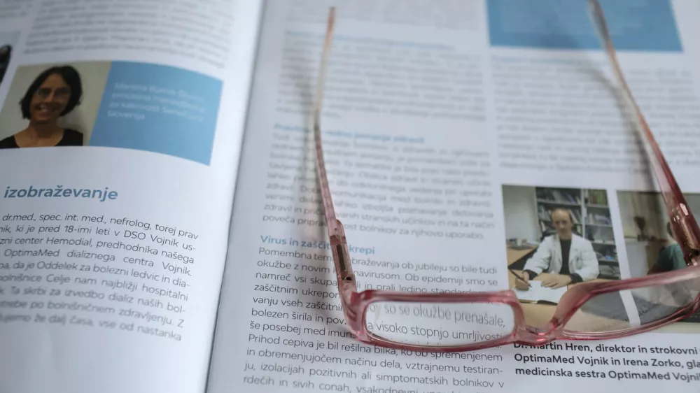 - simbolična fotografija &ndash; starej&scaron;i občani &ndash; starostniki - upokojenci - očala - dioptrija- 20.01.2023 - SeneCura - Dom starej&scaron;ih občanov Komenda, Juhantova pot 9, //FOTO: Jaka Gasar