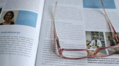 - simbolična fotografija &ndash; starej&scaron;i občani &ndash; starostniki - upokojenci - očala - dioptrija- 20.01.2023 - SeneCura - Dom starej&scaron;ih občanov Komenda, Juhantova pot 9, //FOTO: Jaka Gasar