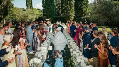 Prva slika s poroke para Golob Gaber, ki je ob&scaron;la Slovenijo. Na žalost je posneta tako, da se praktično ne vidi nikogar, razen mediteranskega rastja. Mož in žena je pripisal urednik premierovega profila. 