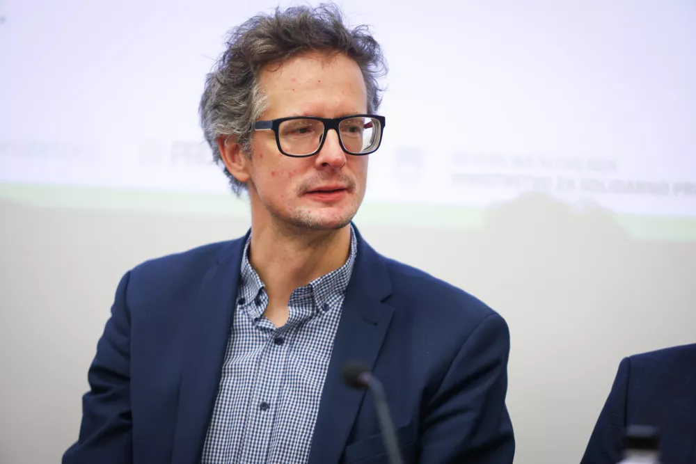 Ljubljana, Cankarjev dom.Okrogla miza z naslovom Pokojninski sistem vceraj, danes, jutri, ki ga je pripravil Festival za tretje zivljenjsko obdobje.Drzavni sekretar na ministrstvu za delo, druzino, socialne zadeve in enake moznosti Igor Feketija.