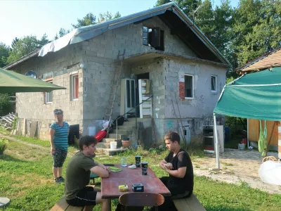 Iskrica, družina Zabukovnik, Vinarje pri Slovenski Bistrici. Toča ji je uničila streho in notranjost hi&scaron;e. Foto: Tatjana Pihlar / Foto: Tatjana Pihlar 