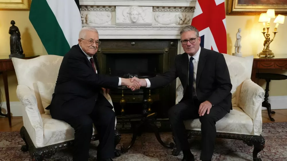 Palestinian President Mahmoud Abbas shakes hands with British Prime Minister Keir Starmer in 10 Downing Street, London, Britain, September 8, 2025. Jonathan Brady/Pool via REUTERS