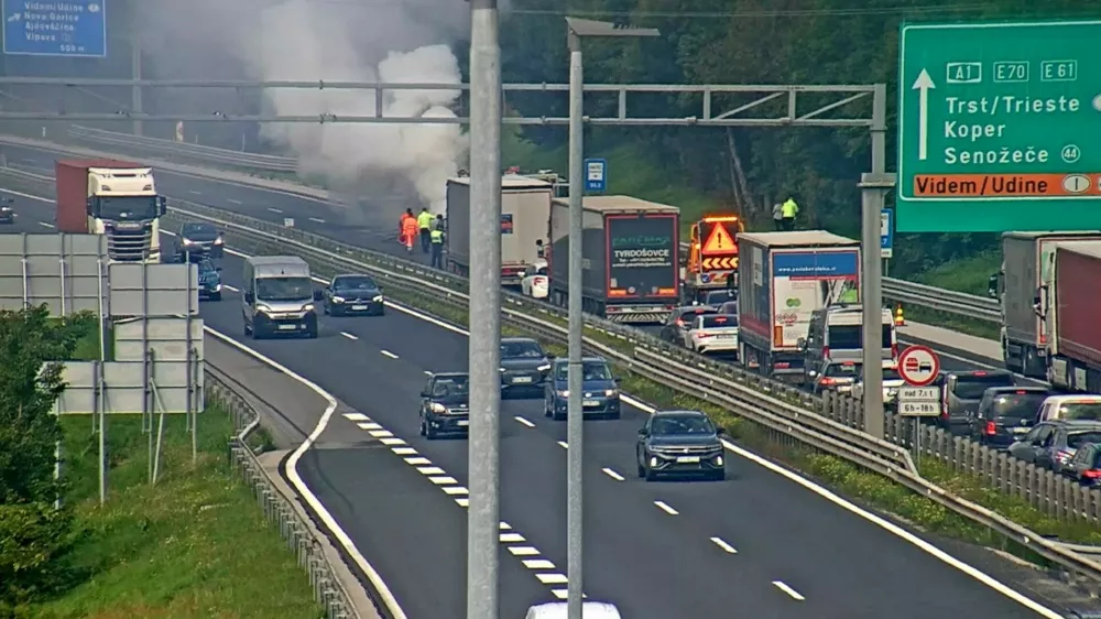 Zastoji, primorska avtocesta, zagorelo vozilo, nanos, gneča, prometna nesreča