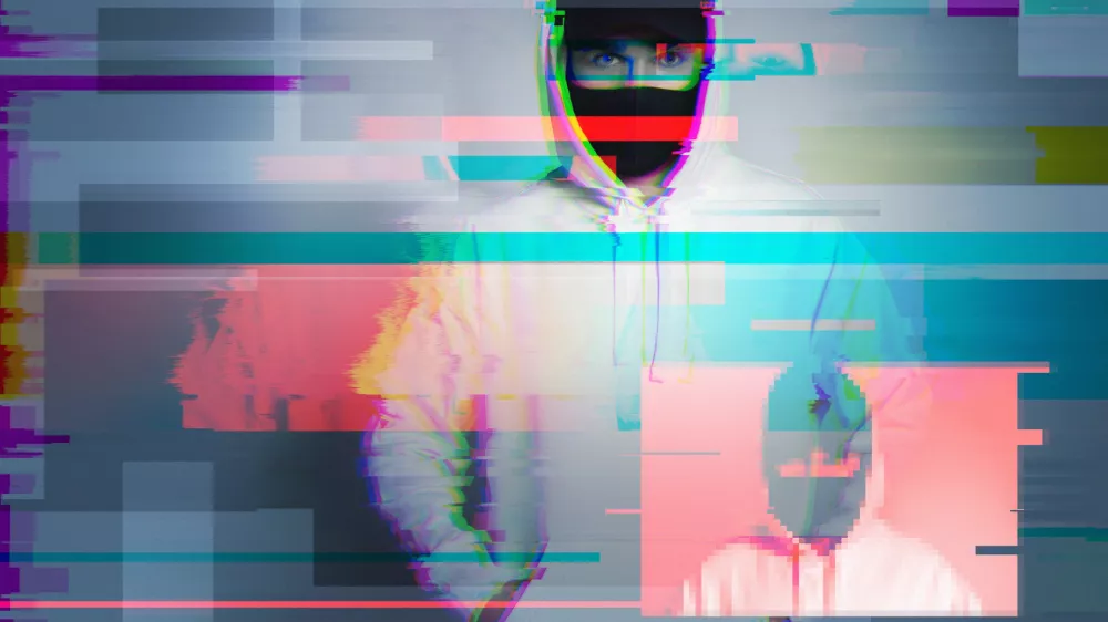 Creative image with anonymous hacker with glitch and interference effects. Concept of cybersecurity. / Foto: Jun