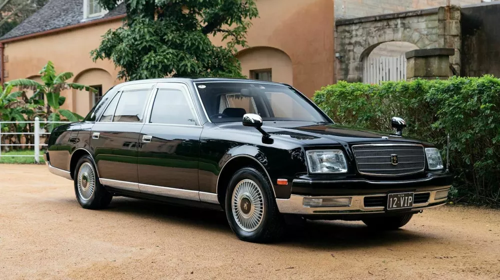 Toyota century (1967&ndash;danes): S feniksi za mir, srečo in dolgo življenje
