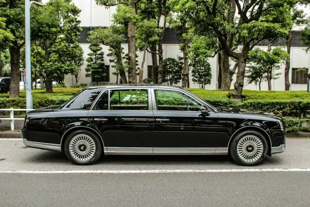 Toyota century (1967&ndash;danes): S feniksi za mir, srečo in dolgo življenje