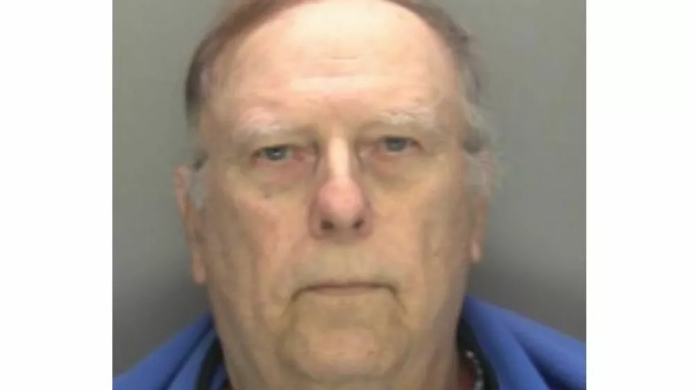 71-letnega Ronalda Lorda so aretirali na letali&scaron;ču, ko je sku&scaron;al v Veliko Britanijo na električnem skuterju pretihotapiti osem kilogramov kokaina. 