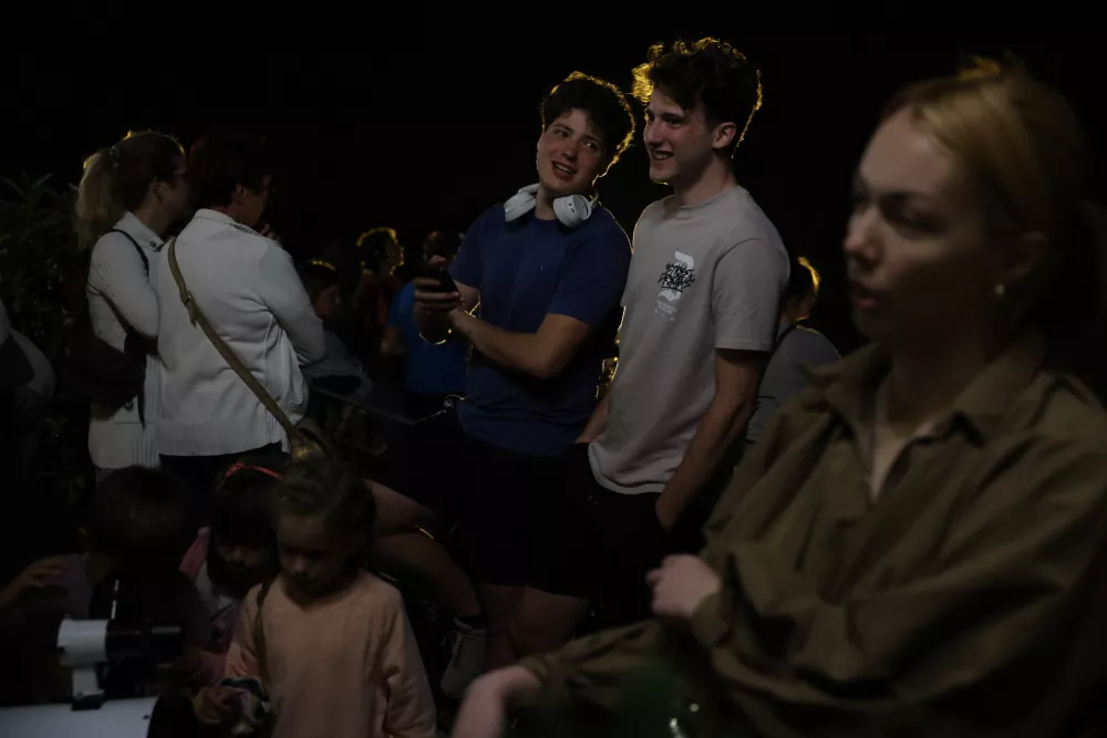 - 07.09.2025 - Krvava luna - ljudje, čakanje, opazovanje, gledanje//FOTO: Jaka Gasar / Foto: Jaka Gasar